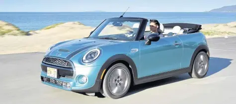  ?? Foto: BMW ?? Können trotz allem auch Männer fahren: das neue Mini Cooper Cabrio in Babyblau. Offiziell heißt die Farbe „Carribean Aqua“.