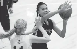  ?? RAY CHAVEZ/STAFF ?? Archbishop Mitty’s Nicole Blakes looks for a shot while being defended by St. Francis’ Amanda Inserra in a WCAL game that Mitty rallied to win 71-65 last week.