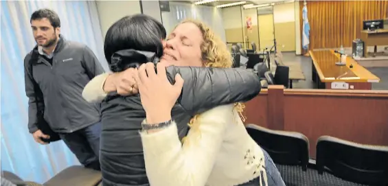  ?? LUCIANO THIEBERGER ?? Abrazo del alma. Una de las hermanas de Erica Soriano, Verónica (de frente), emocionada tras la lectura del veredicto.