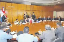  ??  ?? Reunión de autoridade­s de la Asociación Paraguaya de Fútbol y la Policía con diputados, el 3 de setiembre último (archivo).