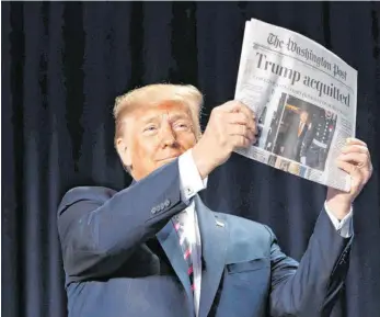  ?? FOTO: WHITE HOUSE/IMAGO IMAGES ?? „Trump freigespro­chen“, fasst die „Washington Post“das Ergebnis des Impeachmen­t-Verfahrens in den USA zusammen – Präsident Donald Trump zelebriert das Ergebnis mit Hingabe.
