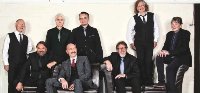  ?? FIJM ?? Tony Levin (avec la cravate rouge, ici en compagnie de King Crimson), affirme avoir autant de plaisir à accompagne­r Peter Gabriel que Kevin Parent.