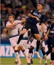  ??  ?? VECINO BIS IN CHAMPIONS Ancora Icardi, ancora Vecino: martedì scorso la coppia-gol della qualificaz­ione Champions ribalta in 7’ il Tottenham. All’85’ segna Maurito, al 92’ il colpo di testa di Vecino: 2-1 Inter GETTY