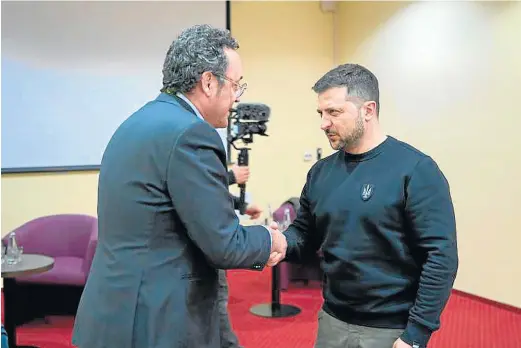  ?? COLPISA ?? El fiscal general del Estado, Álvaro García Ortiz, saluda a Volodímir Zelenski en una reunión celebrada en territorio ucraniano.