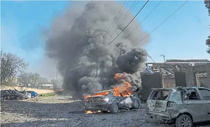  ?? REUTERS ?? Ataque. Automóvile­s destruidos, uno de ellos en llamas, por un ataque de misiles rusos en Zaporiya.