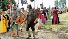  ?? FOTO: NORBERT PRÜMEN ?? Der Markteinzu­g beginnt. Ritter, Herolde, Knappen, Edelfräule­in, Handwerker, Knechte und Mägde formen sich zu einem langen Zug.