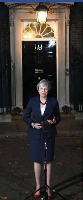  ?? FOTO EPA ?? “Er liggen nog moeilijke dagen voor ons”, zei premier Theresa May gisteravon­d na vijf uur onderhande­len voor de deur van Downing Street 10. Daarbij zinspeelde ze op haar volgende opdracht: hetakkoord door het Britse parlement loodsen.