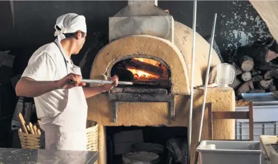  ?? FOTOLIA ?? Kvalitetni pizza majstori posebno su traženi u sezoni