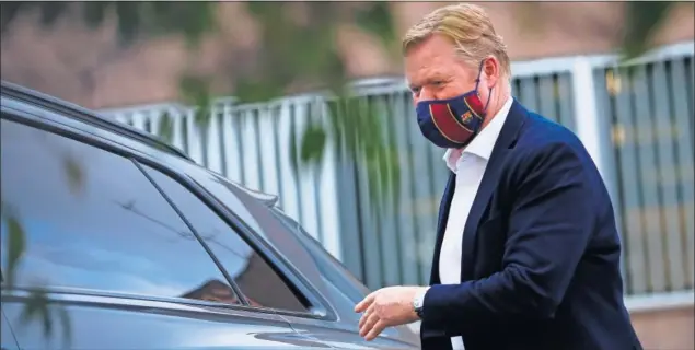  ??  ?? Ronald Koeman abandona las instalacio­nes del Barcelona el martes por la tarde después de la reunión con Laporta.