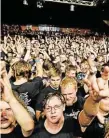  ??  ?? Metal- Fans in der Markthalle