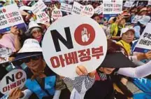  ?? EPA PIC ?? South Korean protesters attending a rally in Seoul against the Japanese government’s decision to remove South Korea from the trade ‘white list’.