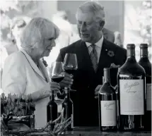  ??  ?? Cata real: el príncipe Carlos de Inglaterra y su esposa, Camilla Parker Bowles, en visita oficial a la hacienda Magill de Penfolds, en 2012.