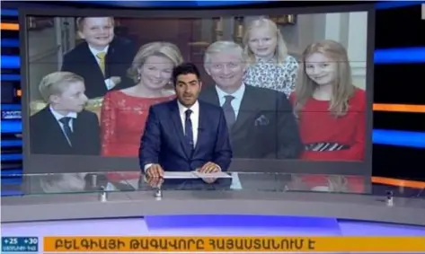 ?? FOTO RR ?? Het Armeense tv-journaal besteedde ruime aandacht aan het bezoek van ons koningspaa­r en hun kinderen.