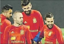  ?? FOTO: J. A. SIRVENT ?? Tres con la Roja Con Busquets KO, Piqué, Iniesta y Alba jugarán ante Alemania y Argentina