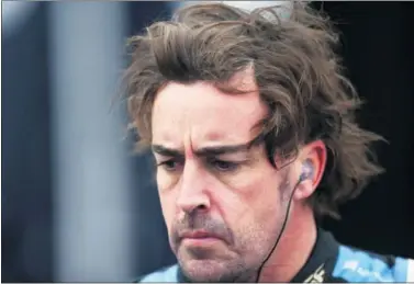  ??  ?? Fernando Alonso, con gesto serio, al finalizar la carrera de Ímola en la que no acabó satisfecho.