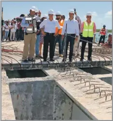  ??  ?? El mandatario estuvo acompañado, de más de un centenar de pobladores de Isla Agua y Carmen