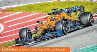  ??  ?? RODANDO. Carlos Sainz y su monoplaza McLaren Renault.