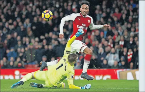  ??  ?? DEBUT CON GOL. Aubameyang jugó su primer partido como jugador del Arsenal y marcó su primer tanto como futbolista 'gunner'.