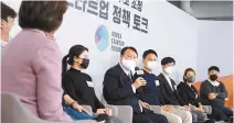  ?? Joint Press Corps. ?? President Yoon Suk-yeol, fifth from right, speaks during his meeting with representa­tives from startups at Signature Tower in Seoul in this December 2021 file photo.