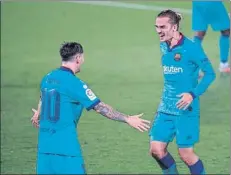  ?? FOTO: EFE ?? Messi y Griezmann, celebrando el gol de vaselina al Villarreal