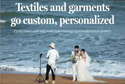  ?? AN BAIMING / FOR CHINA DAILY ?? Above: A couple take wedding photos at a park in Rizhao, Shandong province, in April.