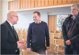  ??  ?? FINT: Ordfører Robin Kåss syntes kirken er et fint sted å møtes. Her med kirketjene­r Sigmund Arnoldsen (t.v.) og Dag Hvitsand.