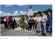  ??  ?? Un hommage a d’abord été rendu au cimetière communal