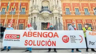  ?? JOSÉ MANUEL VIDAL / EFE ?? Concentrac­ión de trabajador­es de Abengoa ante el Palacio de San Telmo, sede de la Presidenci­a de la Junta.