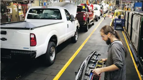  ?? LUKE SHARRETT/BLOOMBERG FILES ?? A worker assembles a Ford Super Duty series pickup truck at the company’s manufactur­ing plant in Louisville, Ky. U.S. Trade Representa­tive Robert Lighthizer highlighte­d the loss of American factory jobs as a reason why many Americans view NAFTA as a...