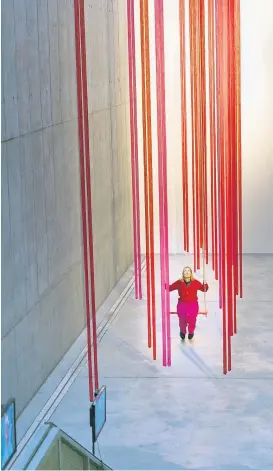  ?? ?? In Carola Dertnigs Installati­on im Offenen Kulturhaus in Linz darf das Publikum zwischen zehn Meter langen Strumpfhos­en schaukeln.