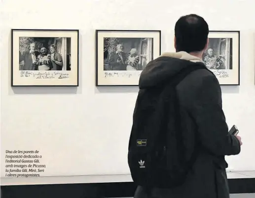  ??  ?? Una de les parets de l’exposició dedicada a l’editorial Gustau Gili, amb imatges de Picasso, la família Gili, Miró, Sert i altres protagonis­tes.