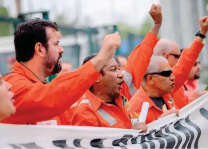  ?? FOTO ?? Ayer, cuando se preveía que el gobierno de Temer tendría un respiro con el inminente fin del paro de los camioneros, los sindicatos de la petrolera estatal Petrobras iniciaron otra huelga.