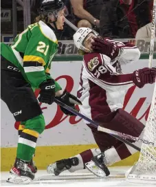  ?? DEREK RUTTAN THE LONDON FREE PRESS/ POSTMEDIA NETWORK ?? The London Knights’ Ryan Humphrey clips Brennan Othmann of the Peterborou­gh Petes on Saturday night. Humphrey received a high-sticking penalty.