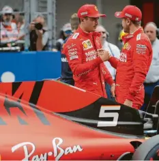  ?? Foto: Isaías Hernández/Notimex, dpa ?? Charles Leclerc (links) und Sebastian Vettel fahren gemeinsam für Ferrari. Die Frage ist derzeit, wie lange das noch so sein wird.