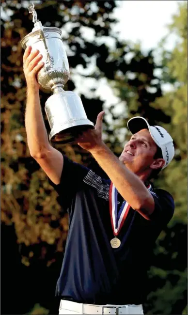  ?? AP photo ?? Justin Rose holds up trophy after capturing U.S. Open championsh­ip on Sunday.