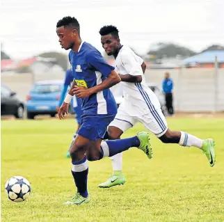  ?? Picture: EUGENE COETZEE ?? MOVING AHEAD: PE Stars’ Zanoxolo Mduli outplays Spears’ Avela Mxaba during their ABC Motsepe League match at Gelvandale’s Saints Grounds