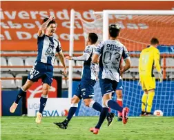  ??  ?? Víctor Dávila celebra con sus compañeros uno de sus goles en el partido.