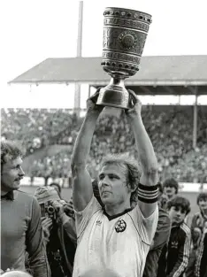  ?? Foto: Roland Witschel, dpa ?? Mit Eintracht Frankfurt gewann Bernd Hölzenbein 1981 das DFB-Pokalendsp­iel gegen Kaiserslau­tern mit 3:1.