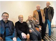  ?? FOTO: MARTIN ROLSHAUSEN ?? Der Vorstand des Kulturvere­ins, von links: Axel Biehl, Reinhard Klimmt, Monika Hau, Rudolf Kraus und Geschäftsf­ührer Frank Schilling.