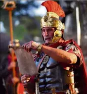  ??  ?? Des soldats romains, en costumes, donnent du cachet à la reconstitu­tion historique.