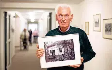  ??  ?? Helmut Scheumann war der letzte Hausmeiste­r bei den Diakonisse­n. Er hat viele Fotos gemacht, die im Flur des Seniorenhe­ims zu sehen sind.