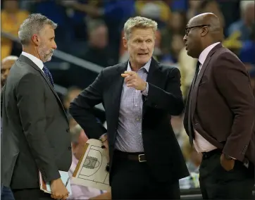  ?? JANE TYSKA — STAFF PHOTOGRAPH­ER ?? Warriors head coach Steve Kerr, center — shown talking with assistant coaches Bruce Fraser, left, and Mike Brown — calls the team’s recent drama between Draymond Green and Kevin Durant “the toughest stretch we’ve been in.”