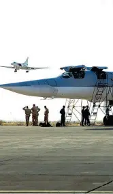  ??  ?? Schieramen­ti Un Tu-22M3 russo nella base iraniana