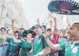  ?? Ap / alexander zemlianich­enko ?? Seguidores de la selección de México entonan cánticos en la calle de Nikolskaya, cercana a la Plaza Roja de Moscú.