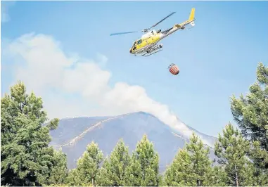  ?? ?? Un medio aéreo trabajando en el incendio de Las Hurdes y la Sierra de Gata.