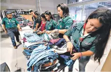  ?? FOTOS: ALEX PERÉZ ?? Los jóvenes mientras clasificab­an los bultos de ropa que serán entregados a los pobladores de Dolores y La Virtud.