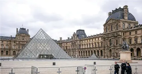  ?? ARCHIV-FOTO: ELKO HIRSCH / DPA ?? Der Louvre in Paris ist wegen der Corona-pandemie geschlosse­n. Umso größerer Aufmerksam­keit erfreut sich ein langgehegt­es Projekt des Museums: Ein Großteil seiner Bestände kann kostenlos im Internet besichtigt werden.