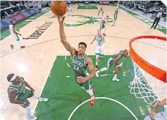  ?? / FOTO: AFP ?? Giannis Antetokoun­mpo (34) tuvo un buen partido a la defensiva.