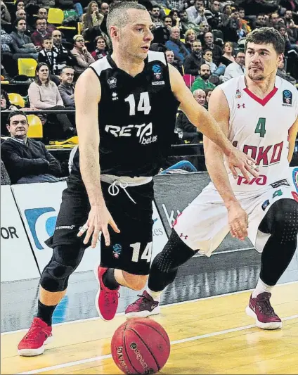  ?? FOTO: JUAN ECHEVERRÍA ?? Javi Salgado El base bilbaíno avanza con el balón ante el jugador ruso Baburin durante el partido de ayer en Miribilla