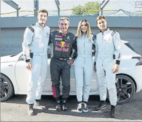  ??  ?? Pablo Carreño, Carlos Sainz, Edurne y David Ferrer, ayer en el circuito del Jarama con Peugeot